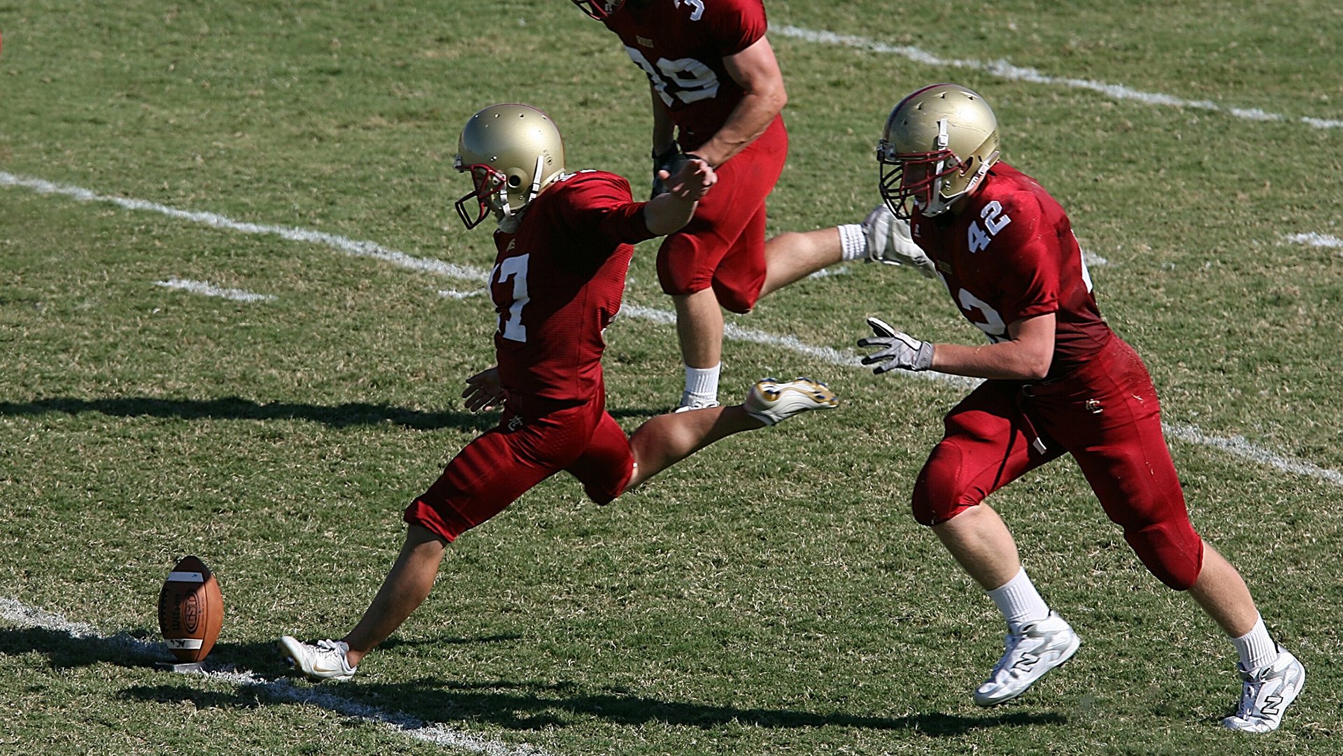 开云体育全站-2022季后赛：库里连续三场投中10+三分，成为历史上最“狂”的远投王！